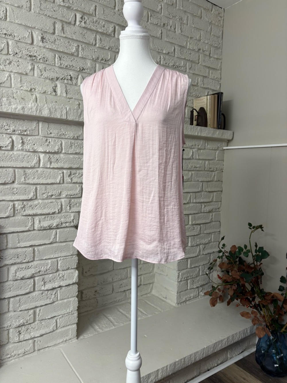 Vince Camuto NWT Pink Bliss Rose V Neck Sleeveless Blouse Medium